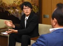 村山さんに辞令交付
