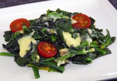 ちぢみほうれん草のトロトロチーズ仕立て　ほうれん草の驚くうま味!!