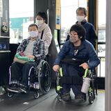宇都宮の障害者らがLRT体験乗車　かしの森公園へ小旅行　乗り心地確かめ、花見楽しむ