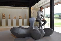 大田原の彫刻家・西村さん　地域交流拠点へ　農村ギャラリー　１年かけ古民家改修　５０点展示