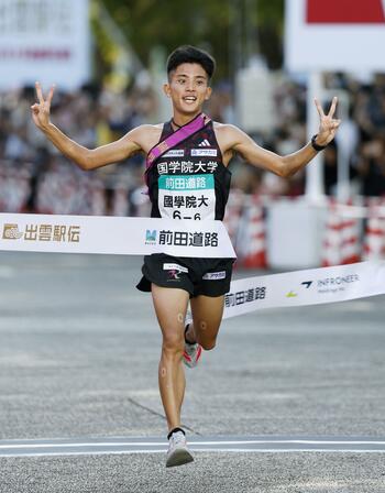 出雲全日本大学選抜でゴールする国学院大アンカーの上原琉翔。２年連続３度目の優勝を果たした＝2025年10月