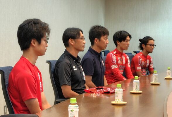 意気込みなどを語った宇都宮ブリッツェンの選手ら＝24日午後、下野新聞社