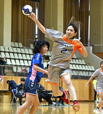 高校・一般女子の部決勝　前半11分、オレンジクラブの野中がシュートを決める＝マルワ・アリーナとちぎ