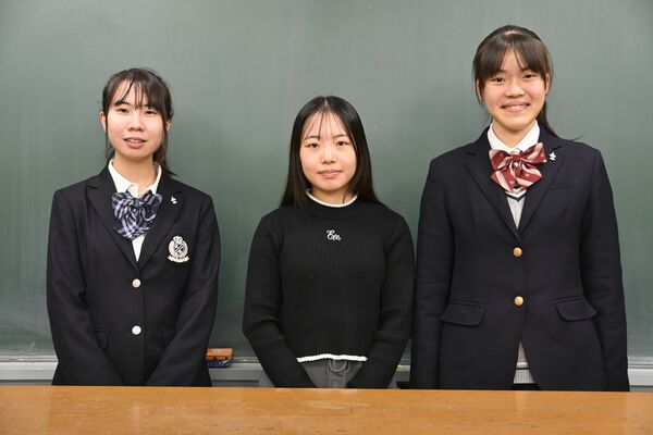 囲碁の全国選抜大会に出場する（左から）桜澤さん、中島さん、阿久津さん