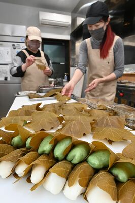 一つ一つ手作りされる２種類のかしわ餅＝30日午後１時30分、宇都宮市松原３丁目