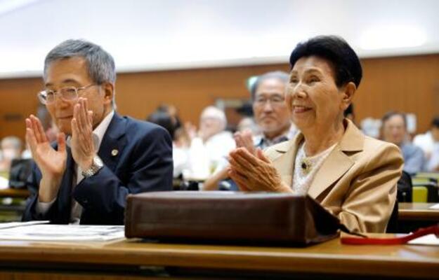 　静岡市で開かれた集会に参加した袴田巌さんの姉ひで子さん（右）。左は小川秀世弁護団長＝２７日午後