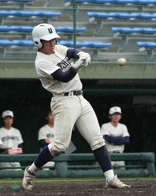 ７回、宇都宮の広澤が同点の２点三塁打を放つ＝エイジェック
