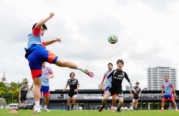 　サッカーＷ杯北中米３カ国大会に向け調整する上田（左手前）ら＝千葉市内