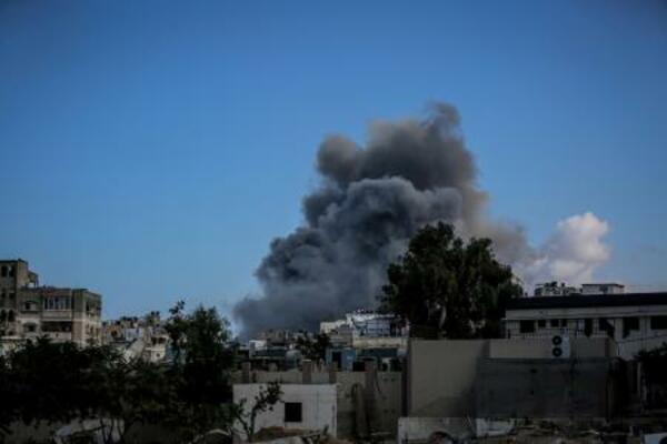 　２９日、ガザ北部ガザ市で避難民キャンプから立ち上る煙（ゲッティ＝共同）