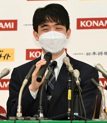 記者会見で喜びを語る藤井聡太六冠＝20日午前、日光きぬ川スパホテル三日月