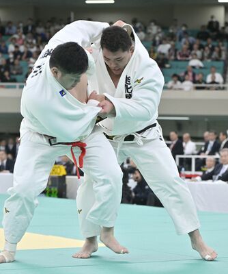 準々決勝　相手の攻めを懸命に耐える太田（右）＝日本武道館、広瀬華撮影