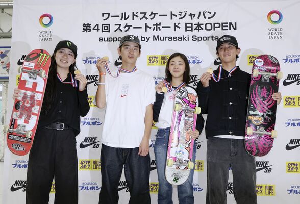 優勝した(左から)女子ストリートの赤間凛音、男子ストリートの白井空良、女子パークの長谷川瑞穂、男子パークの猪又湊哉=宇都宮市東部総合公園