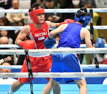 女子フェザー級決勝　日体大の吉澤（左）が激しく攻め立てる＝墨田区総合体育館