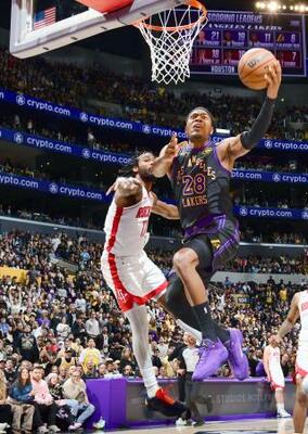 　ロケッツ戦で攻めこむレーカーズの八村（右）＝ロサンゼルス（ＮＢＡＥ・ゲッティ＝共同）