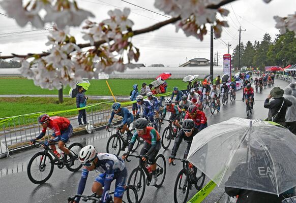 ＪＣＬ開幕戦で春の芳賀路を疾走する選手たち＝25日午後０時40分、井頭公園周辺特設周回コース