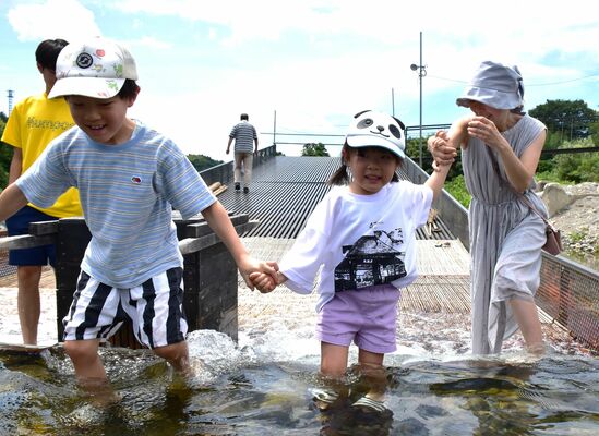 やなに入り水遊びを楽しむ子どもら
