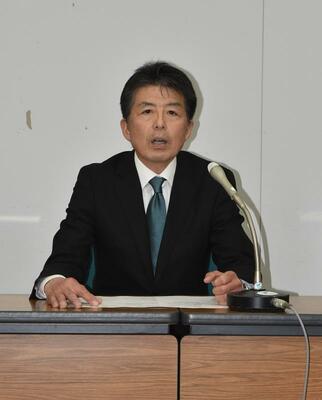さくら市長選への立候補を正式表明する中村氏＝２８日午前、県庁