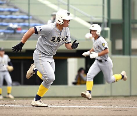 ６回、足大付・松本（手前）のスクイズで三走の小島（奥）が生還＝エイジェックスタジアム、森田大地撮影