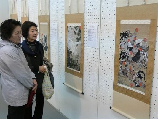 西陣織で再現した若冲の作品が並ぶ会場