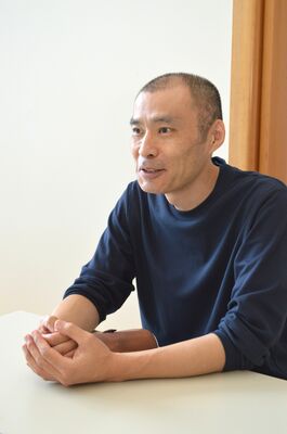 インタビューに応じるヨシタケシンスケさん＝宇都宮美術館