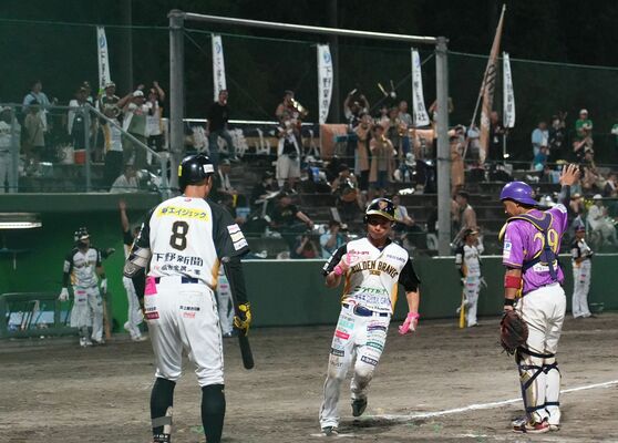 10点目のホームを踏む桃次郎（中央）＝13日午後８時35分、小山運動公園野球場、橋本裕太撮影