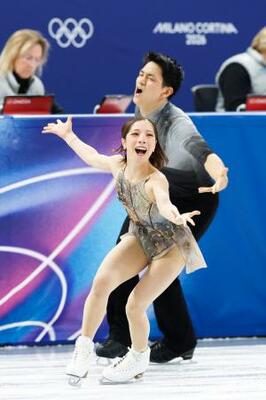 ペア・フリー 演技する三浦璃来(手前)、木原龍一組=ミラノ(共同)