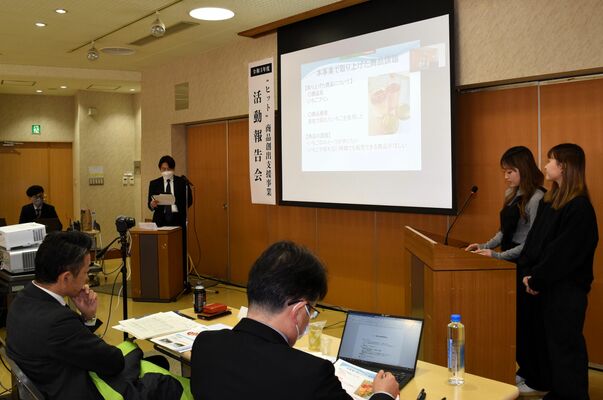 新商品開発の成果を発表する事業者（右）ら＝宇都宮市
