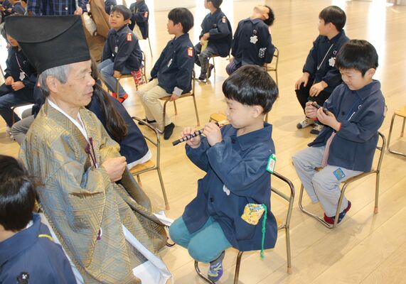 雅楽の楽器に触れる園児