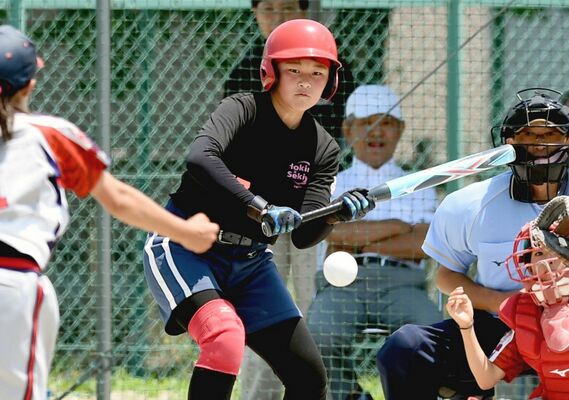 大原間ＳＢＣ（那須塩原）－箒根ＪＳＢＣ（那須塩原）決勝　箒根ＪＳＢＣ４回無死三塁、長谷川朱が三前スクイズを決める＝大田原グリーンパーク