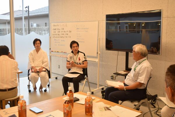 自治体と地域金融機関の連携について話し合った新田代表理事（右端）、渡辺市長（右から２人目）、菅野町長（右から３人目）＝８日午後、那須塩原市内