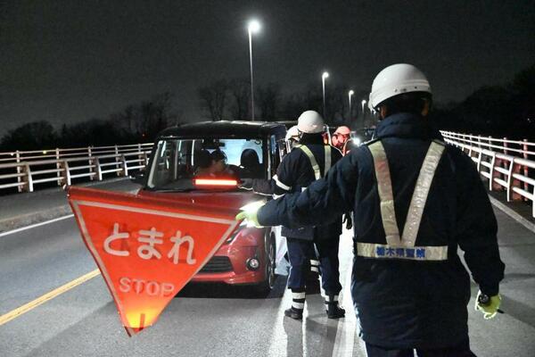 底冷えする中、合同の特別検問を実施する署員