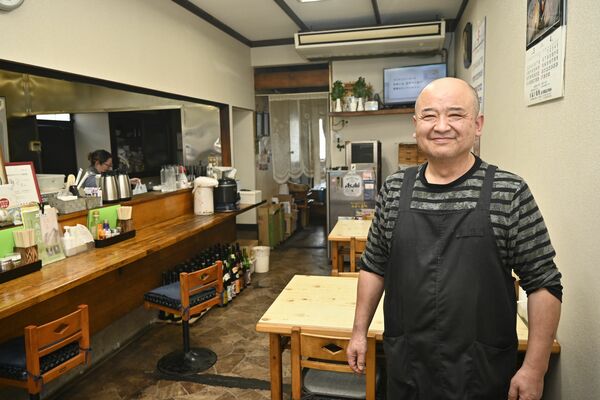 まんぷく食堂の店内と塩澤英行さん