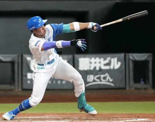 7回日本ハム2死一、二塁、万波が左越えに勝ち越し3ランを放つ=エスコンフィールド