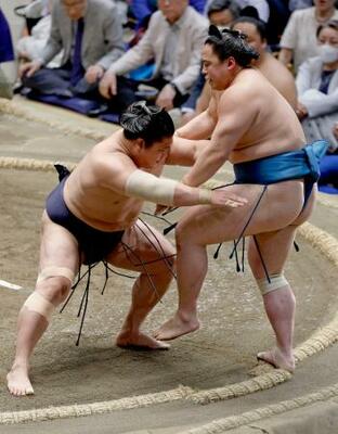 若隆景(左)が押し出しで琴栄峰を下す=両国国技館