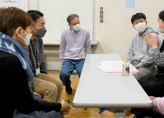 講師の平沼さん（左から２人目）とギャンブル依存症について語るセミナーの参加者たち＝２０２２年12月中旬、宇都宮市