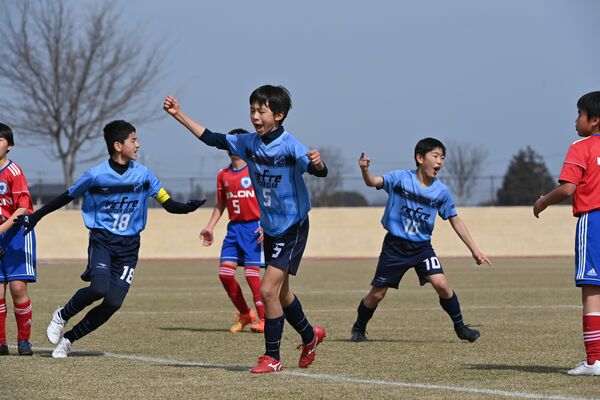 得点して喜ぶリフレＳＣの稲村（右）＝23日午前、真岡市総合運動公園陸上競技場