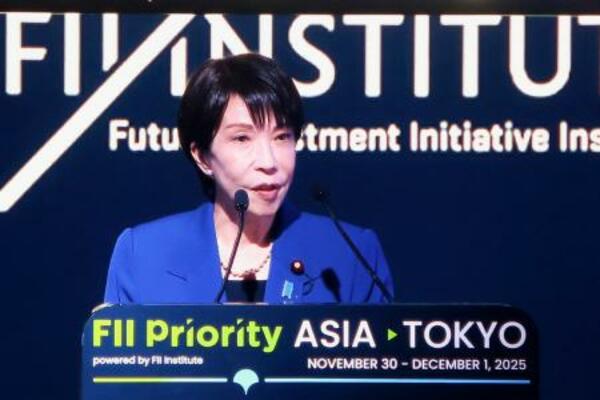 　会場内のモニターに映し出された高市首相＝１日午前、東京都港区