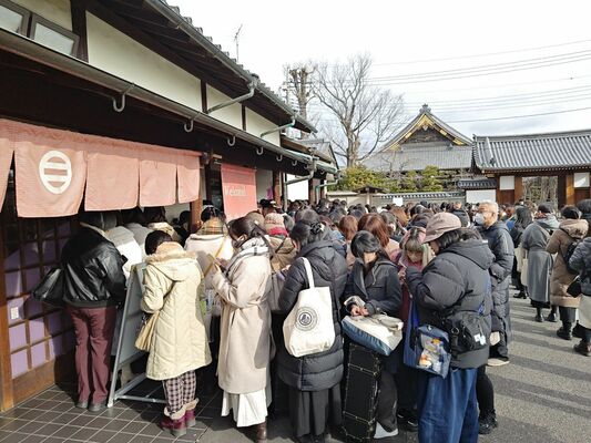太平記館で販売されたグッズを購入するため、列を作るファンたち（市提供）