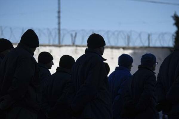 　ウクライナ西部の収容所で整列する捕虜たち＝２月（共同）
