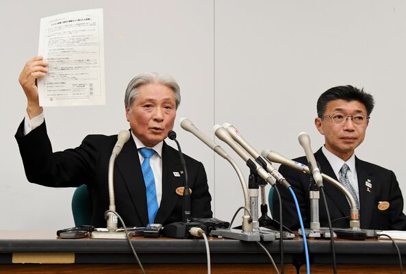 会見する福田知事（左）と森沢保健福祉部長＝22日午後10時５分、県