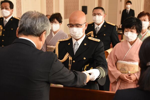 福田知事から感謝状を受け取る佐藤巡査部長＝10日午後、県庁昭和館