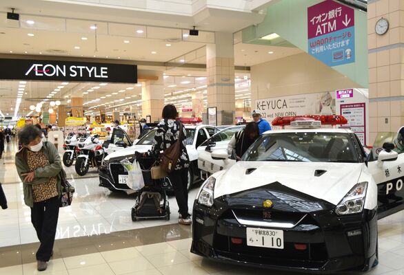 イオンモール佐野新都市で開かれた交通安全イベント