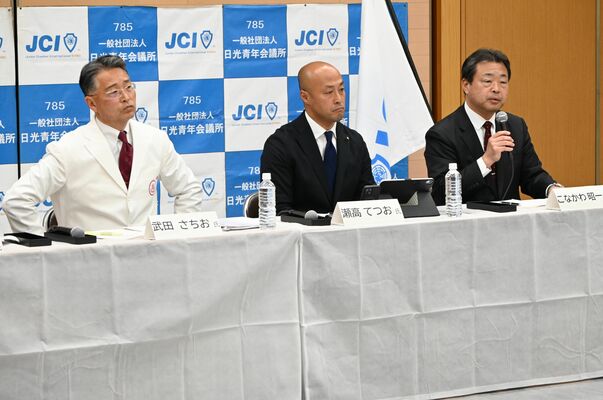 討論会に出席した（左から）武田氏、瀬高氏、粉川氏＝１日夜、日光市役所大沢地区センター