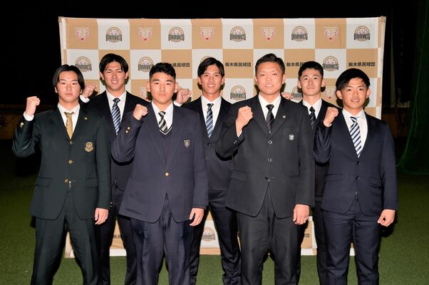 栃木ＧＢでの活躍を誓った新入団選手＝小山ベースボールビレッジ