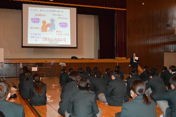 講師の話を熱心に聴く上河内中の２年生