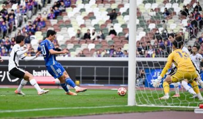 　町田―ＦＣ東京　延長後半、チーム２点目のゴールを決める町田・呉世勲（左から２人目）。ＧＫ波多野＝国立競技場