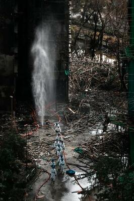 火災が起きた高層住宅群で続く捜索活動=1日、香港(共同)