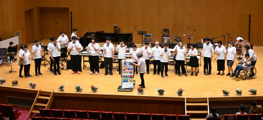 演奏を披露するメンバー