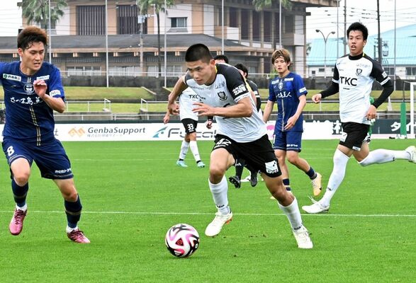 後半、ドリブルで攻め込む栃木ＳＣのＭＦ南野（中央）＝鹿児島市の白波スタジアム