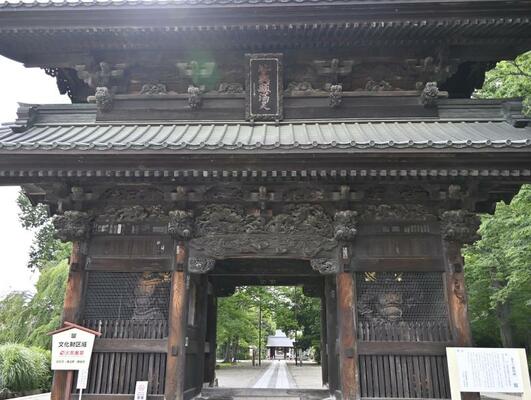 入口に建つ国指定重要文化財の貴惣門